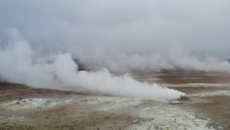 vista aérea que muestra humos hirviendo que se elevan hacia el cielo en el área geotérmica de hverir cerca del lago mývatn