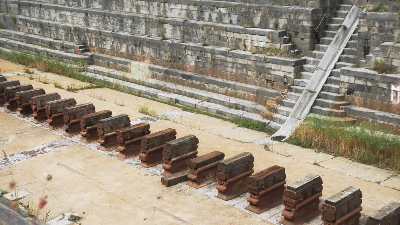 드라이 도크 내부에서 촬영한 시네마틱 돌리