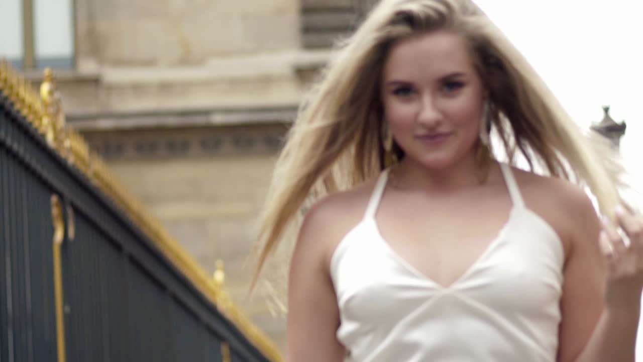 야외에서 금발 머리카락을 가진 여자