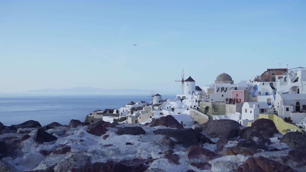 pedestal revela una foto del impresionante pueblo costero de oia en santorini, grecia
