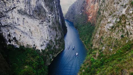 este vídeo captura un sereno viaje por el río a través del majestuoso cañón de ha giang en el norte de vietnam.