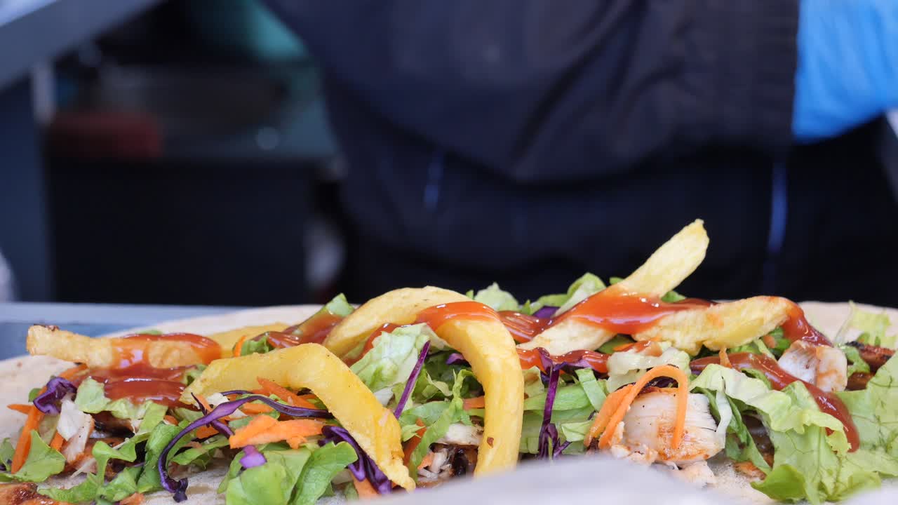 delicioso envoltorio de pollo con papas fritas y ketchup