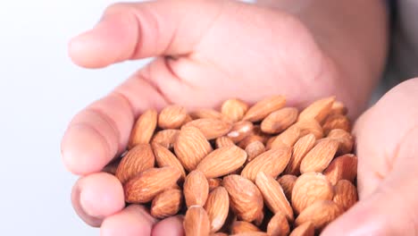 almendras en las manos