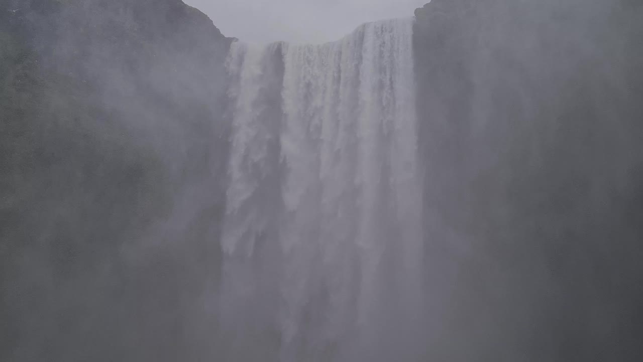 poderosa cascada de skogafoss. levantamiento para y agua, islandia