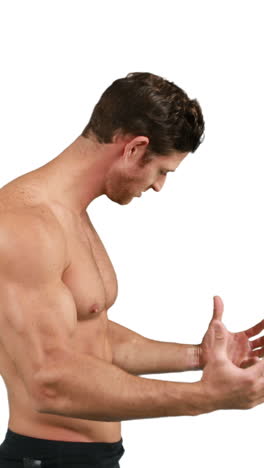 hombre musculoso flexionando sus músculos