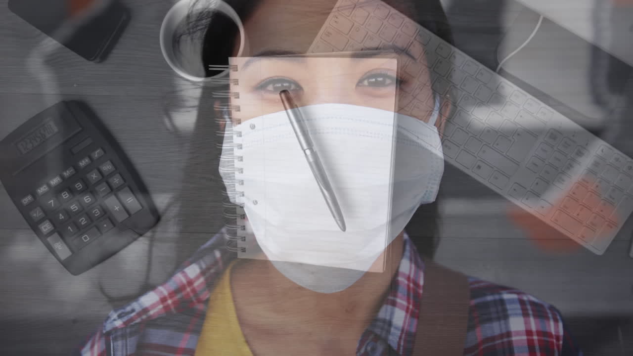 el papeleo y la calculadora sobre la mujer con la máscara.