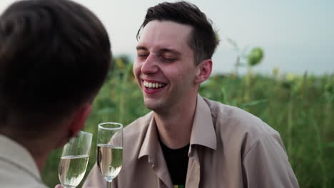 Couple-doing-a-picnic-in-a-sunflower-field