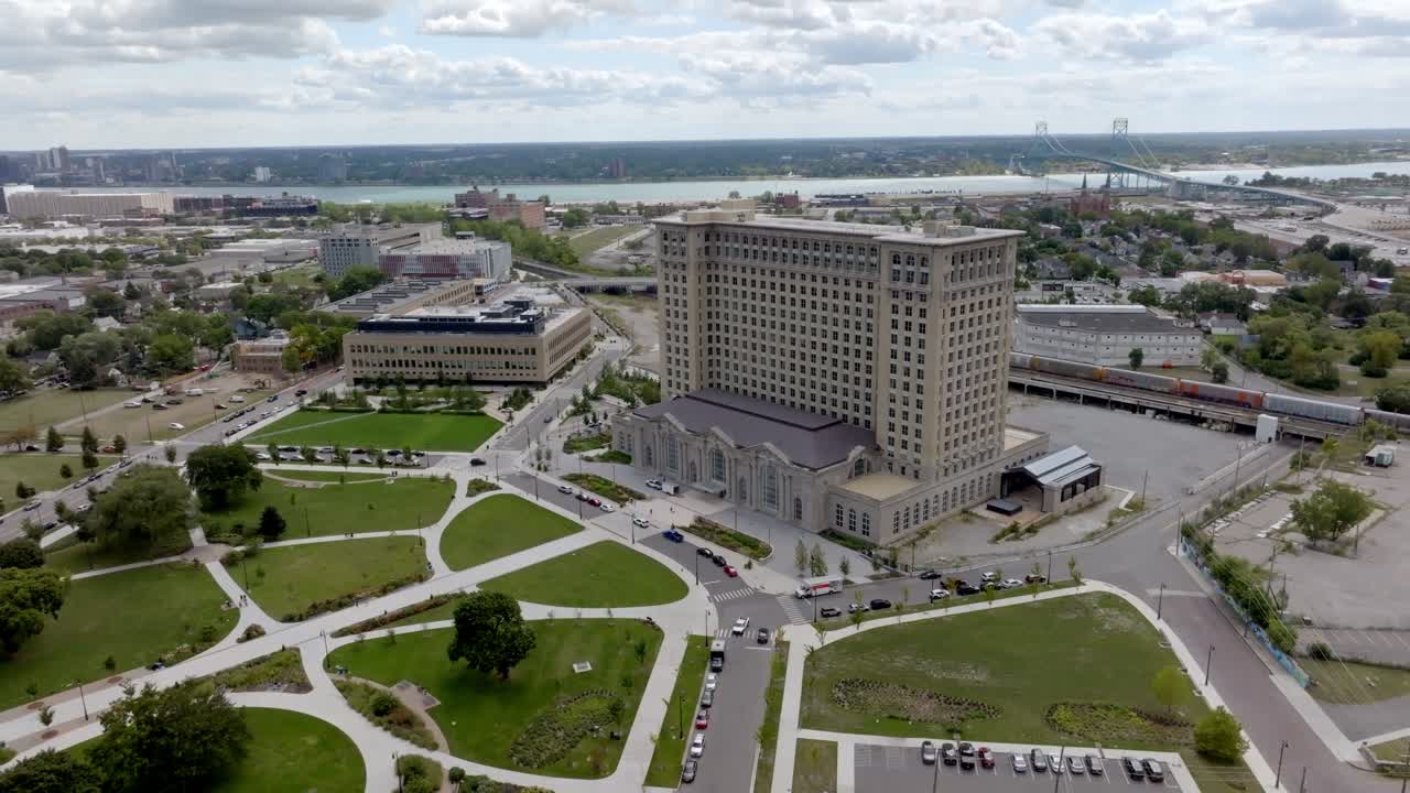 Dworzec Centralny Michigan w Detroit, w stanie Michigan, z okrążającym ujęciem drona.
