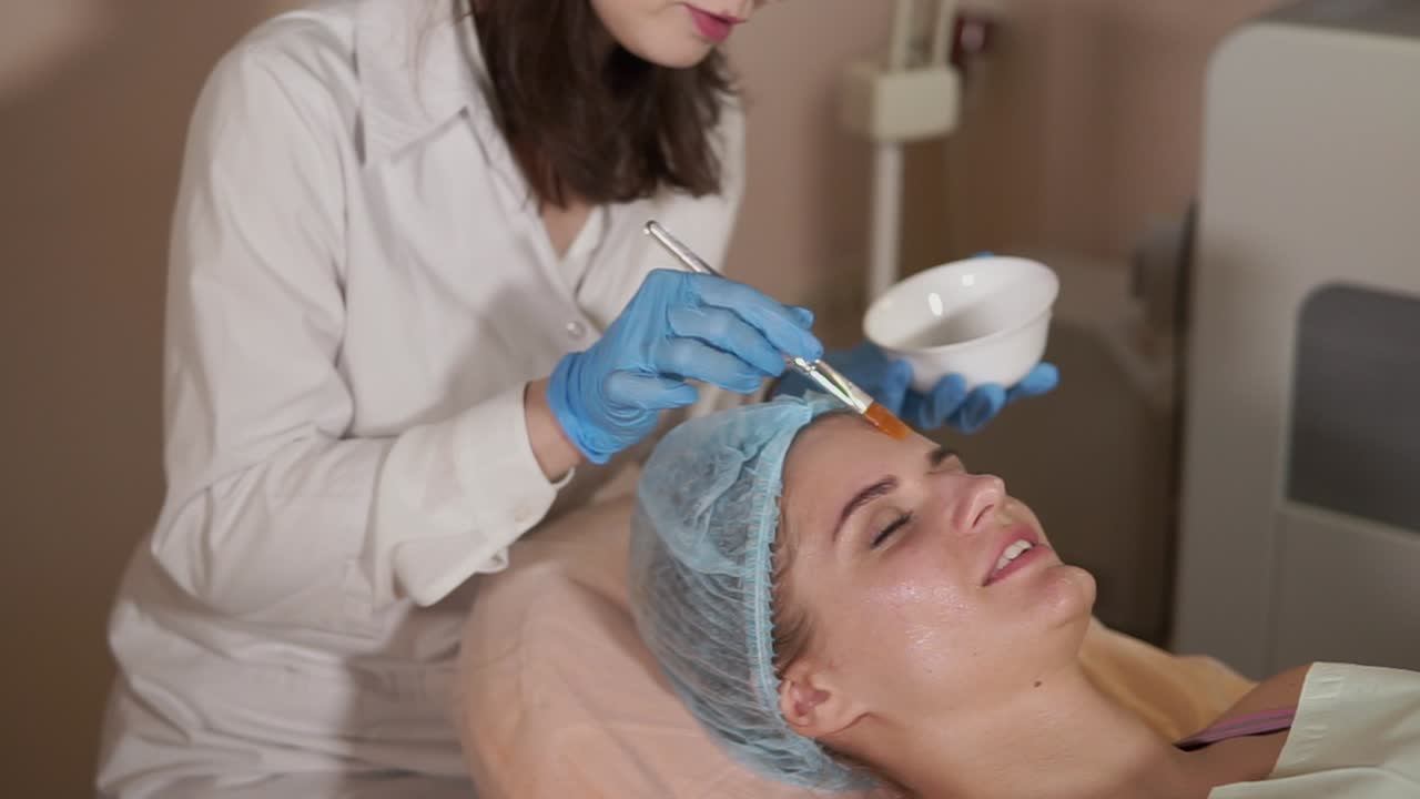 mujer recibiendo un tratamiento facial