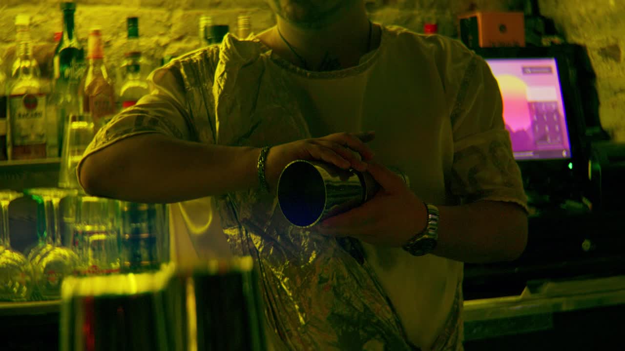 camarero haciendo cócteles en un bar