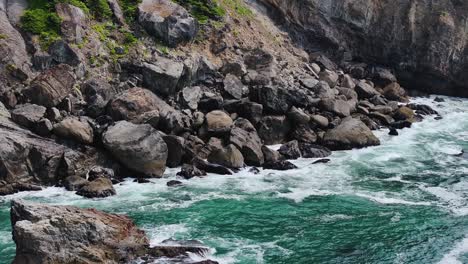 Agua-Golpeando-Rocas-En-La-Costa