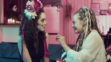 mujeres en una fiesta de halloween
