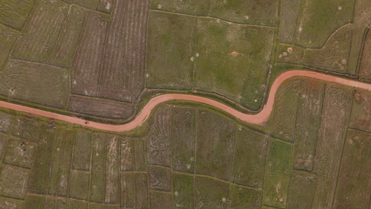 imágenes aéreas de drones de 4k de una carretera curva en tailandia, la isla de koh ya noi, los campos de arroz, asia, motocicleta, scooter, paseo
