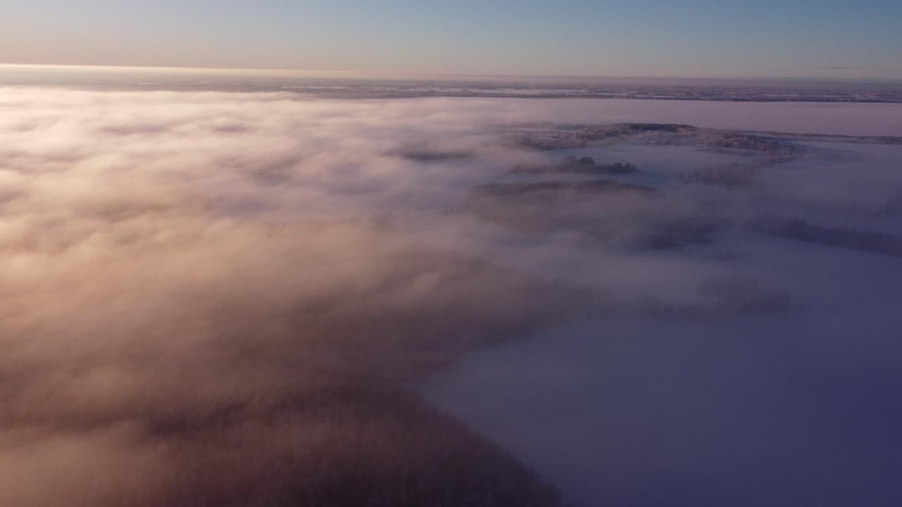 volando sobre nubes de niebla y bosques estacionales cubiertos de escarcha a la luz del amanecer