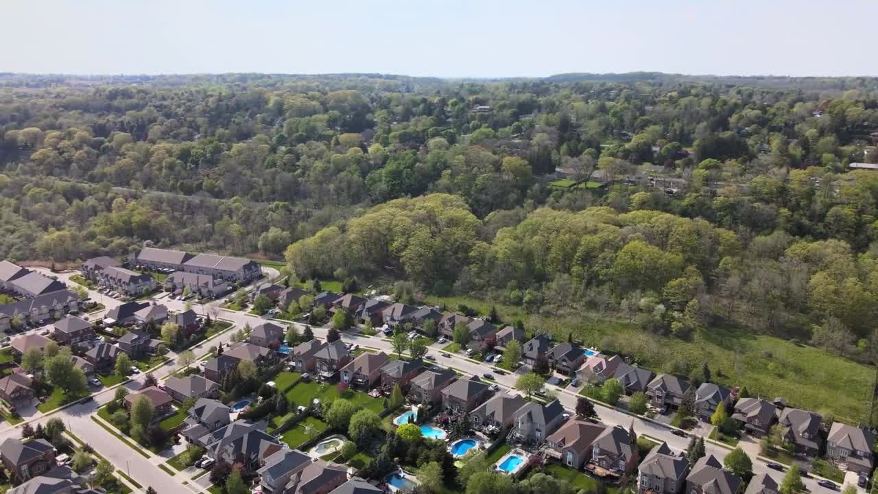 drone dando vueltas sobre el soleado barrio de hamilton