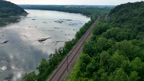 Una-Vista-Aérea-De-Las-Vías-Del-Tren-A-Lo-Largo-Del-Río-Susquehanna-En-Pennsylvania