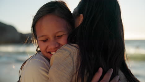 niño, abraza y playa con amor
