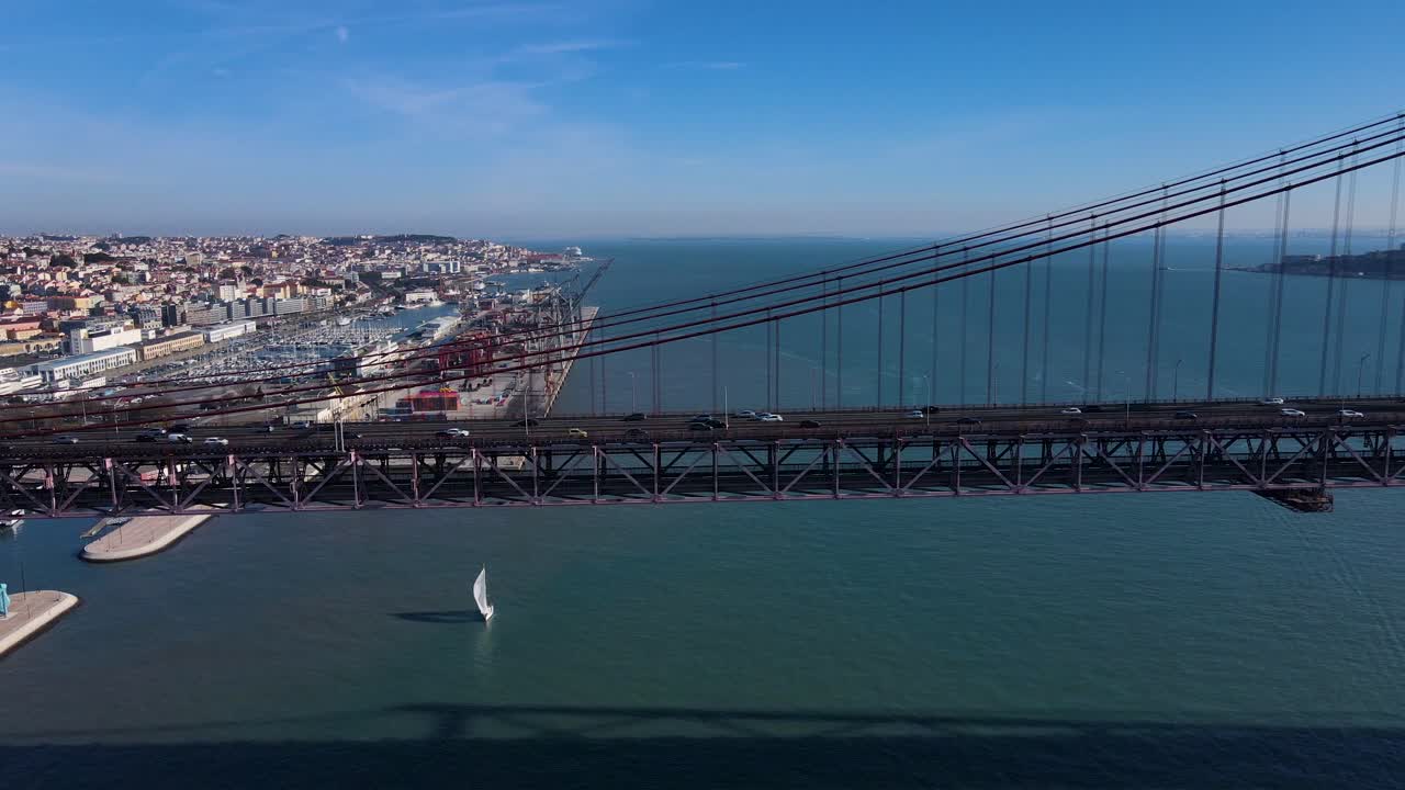 포르투갈 리스본에 있는 4월 25일 다리의 교통선 조감도