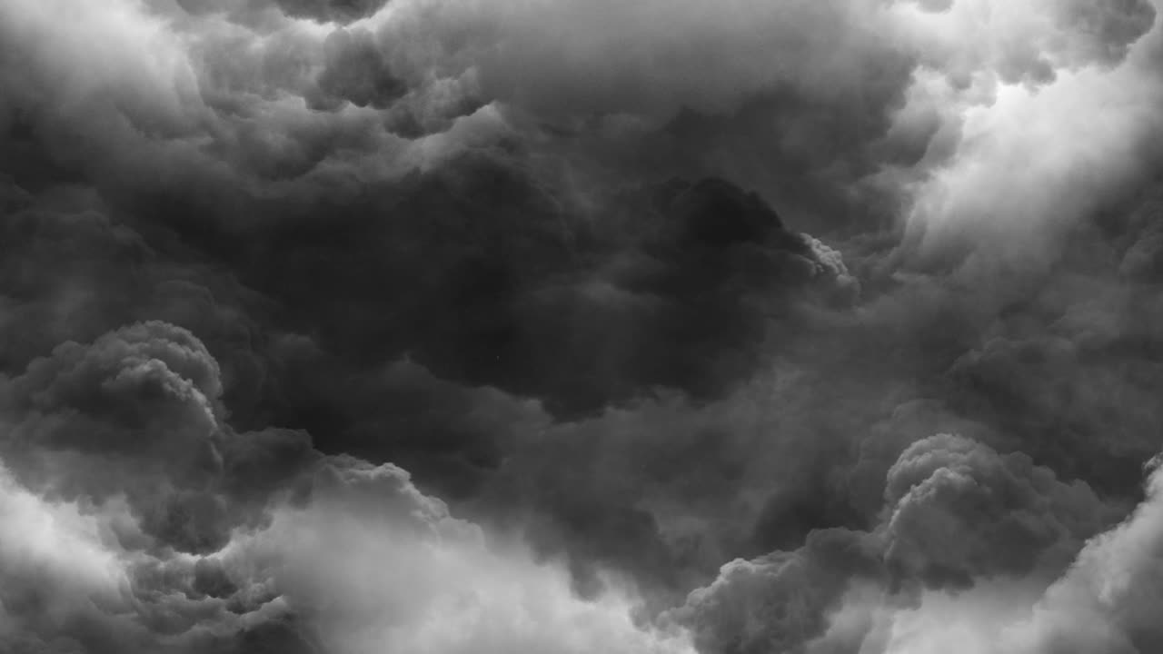 pov 어두운 하늘에서 황혼에 발생하는 뇌우