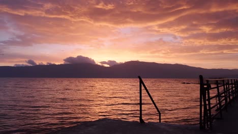 lago ohrid al amanecer en albania
