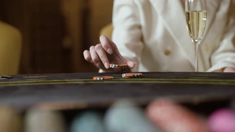 mujer jugando al póquer en el casino.