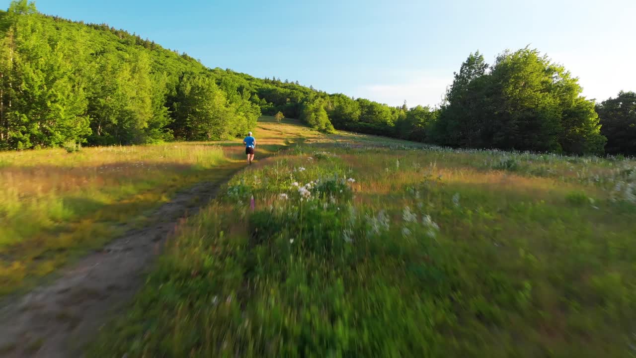 hombre trotando por un camino en el condado de knox, maine, ee.uu.
