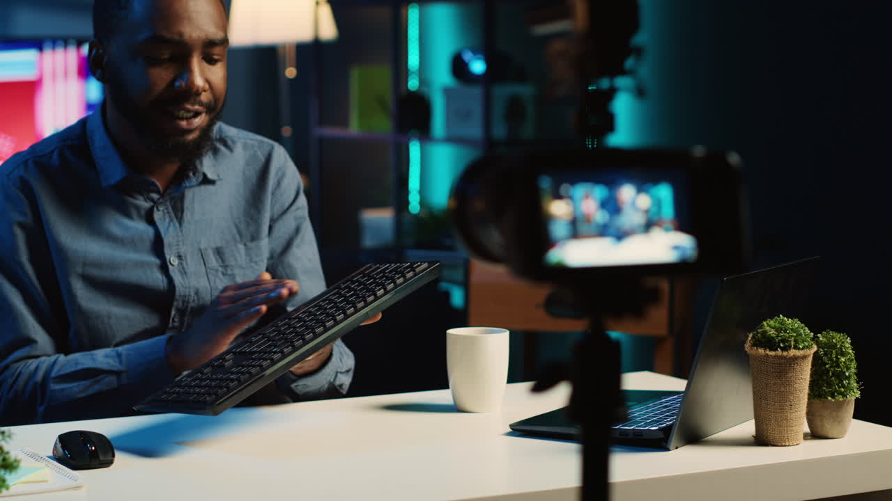 Media star reviews mechanical keyboard