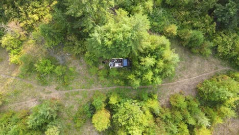 camioneta azul abandonada llena de basura en los bosques de columbia británica al atardecer