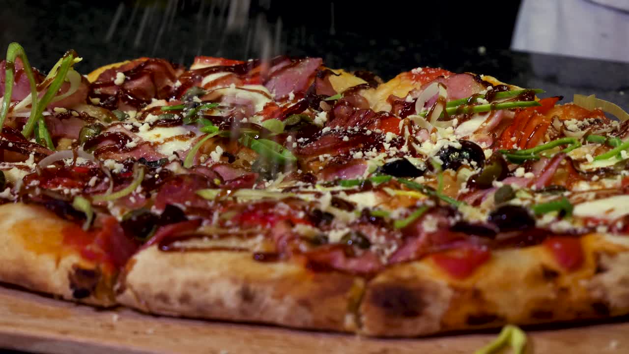 Primo piano di una deliziosa pizza con vari condimenti