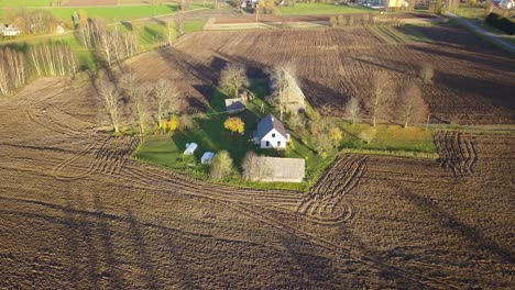 Ländliches-Bauernhaus-Auf-Landwirtschaftlichem-Grundstück-Mit-Gepflügten-Feldern