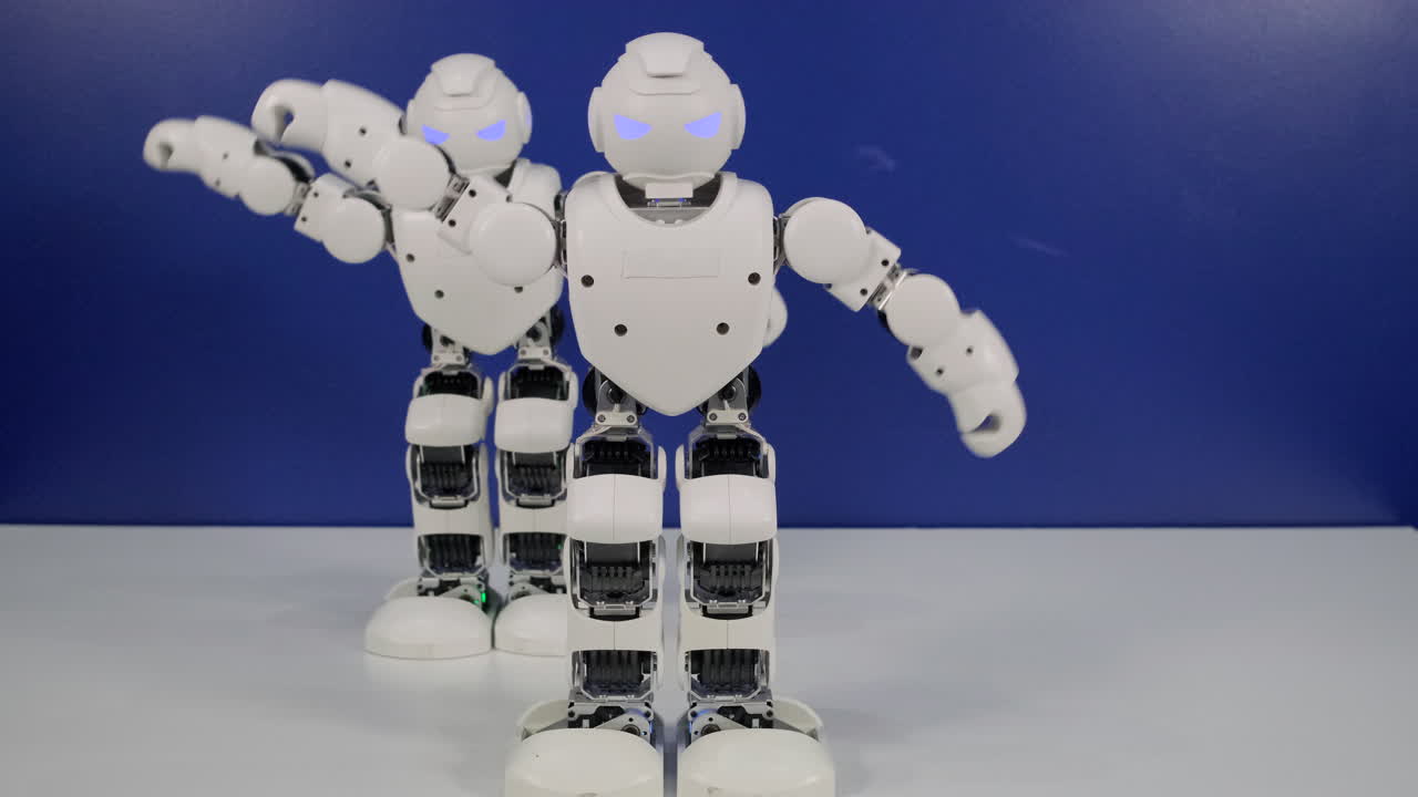 dos robots blancos sobre un fondo azul