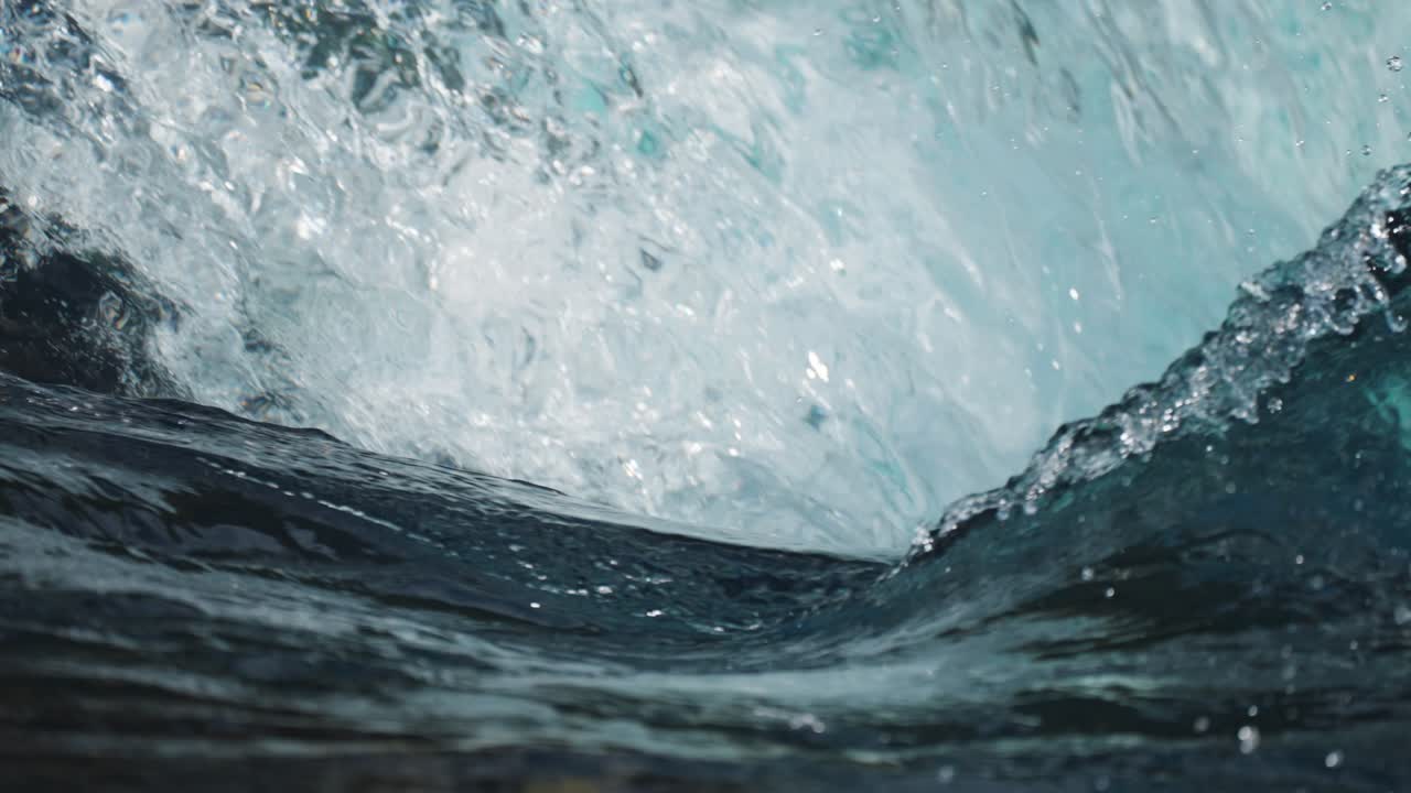 primer plano en cámara lenta de agua limpia y giratoria