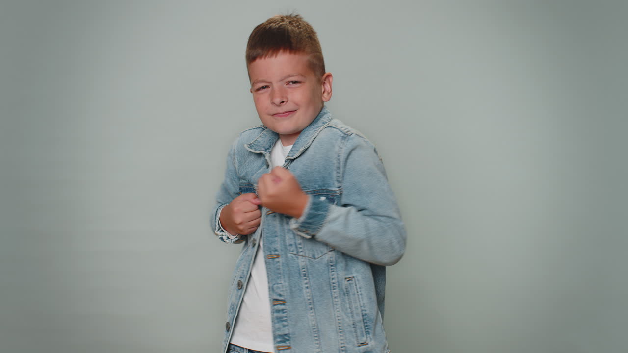 젊은 성인 소년이 상상의 비현실적인 보이지 않는 로프를 당겨서 그가 얼마나 건하고 강한지 보여줍니다.