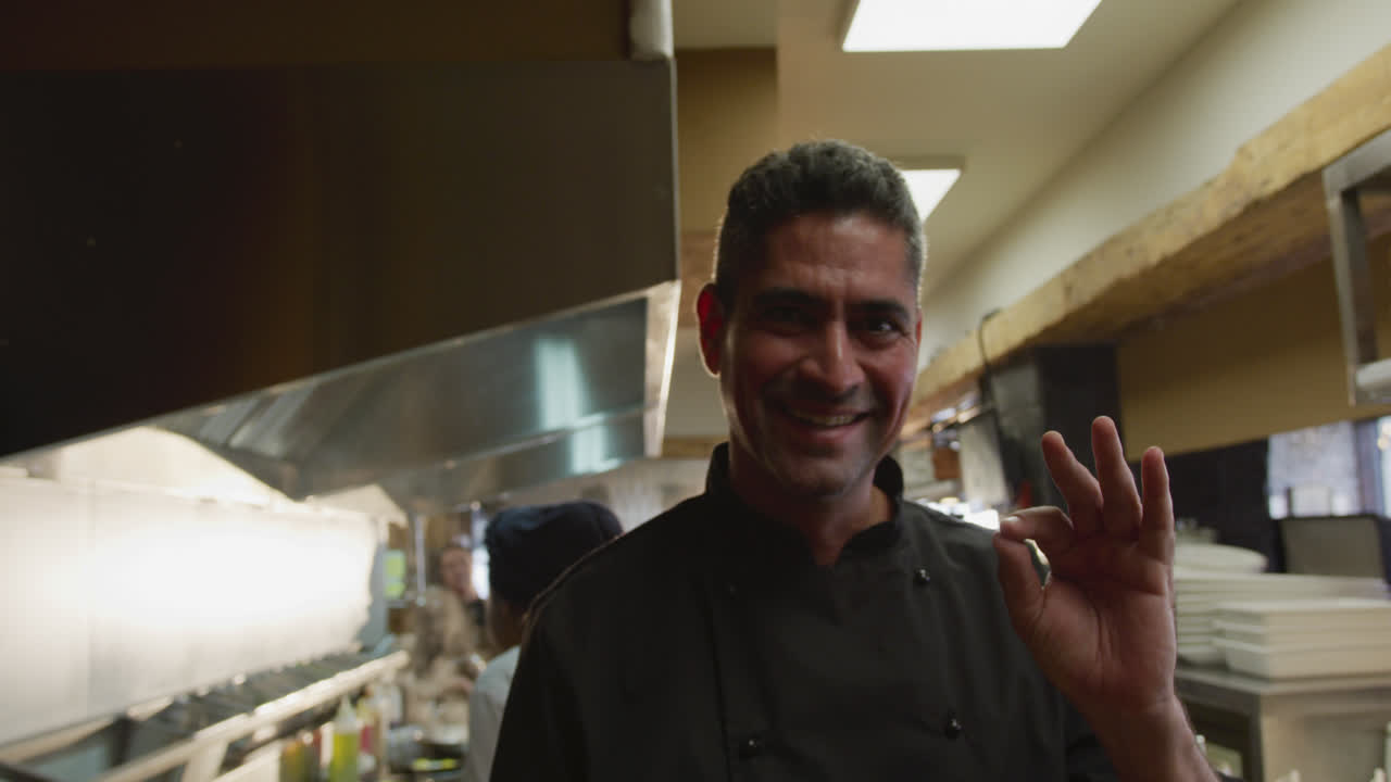 hombre caucásico con un plato