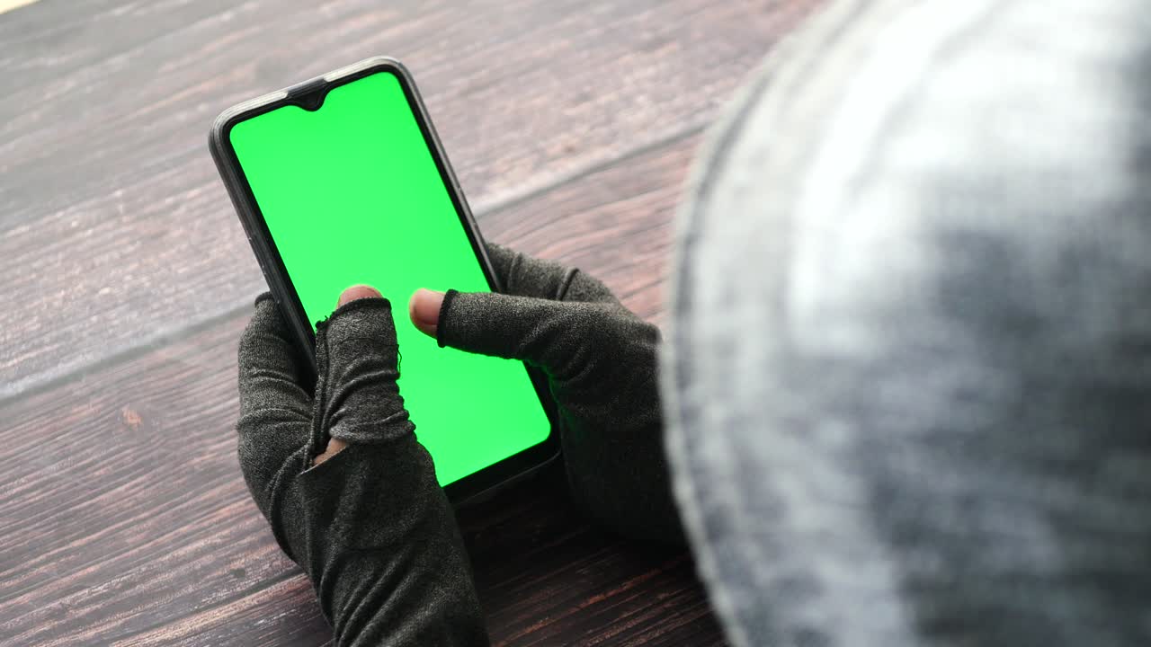 Hacker robando datos de un teléfono inteligente