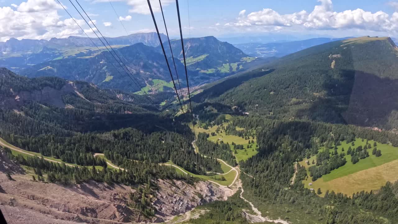 La funivia che sale il monte Seceda nelle dolomiti italiane