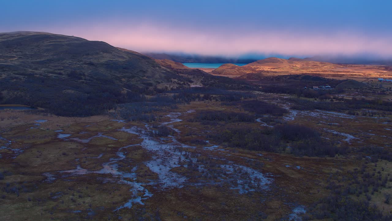 vuelo aéreo sobre humedales en la región de magallanes en el parque nacional torres del paine