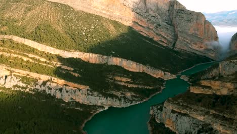 Sombra-De-La-Luz-Del-Sol-Sobre-El-Acantilado-De-La-Montaña,-Cataluña-España-Y-Montañas-De-Barcelona,-Vista-De-Drones