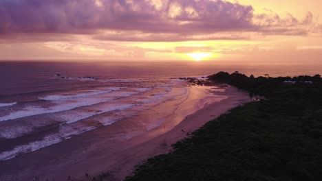 Paisaje-Mágico-De-Playa-Al-Atardecer