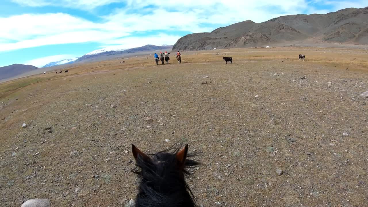 turista a caballo en las montañas de altai con la tribu mongola, punto de vista
