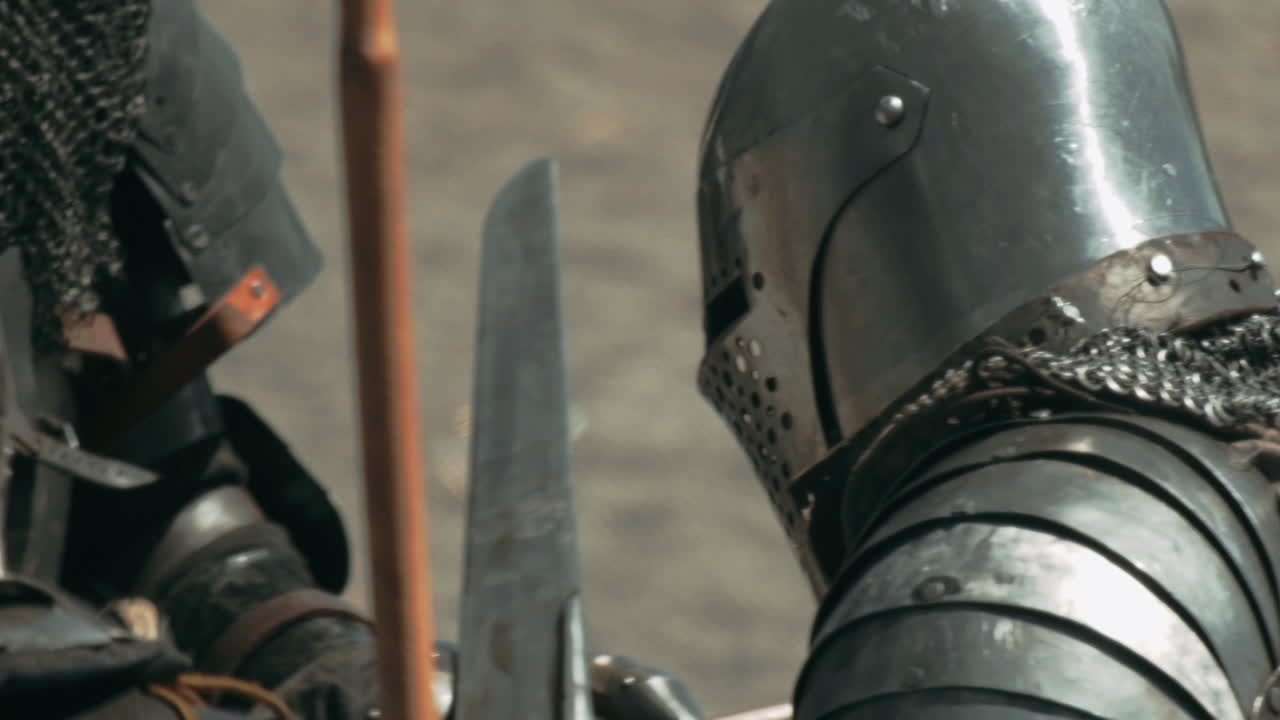 macro primer plano de caballeros armados que luchan con armas peligrosas durante el día de verano