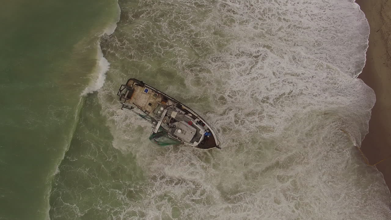 toma aérea sobre un barco de pesca naufragado cerca de ventura california 5