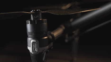 rastrear la hélice delantera derecha de fibra de carbono conectada a un dron profesional dji inspire 2