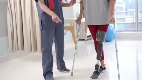 Kaukasische-Physiotherapeutin-Und-ältere-Patientin-Mit-Beinprothese-Beim-Training