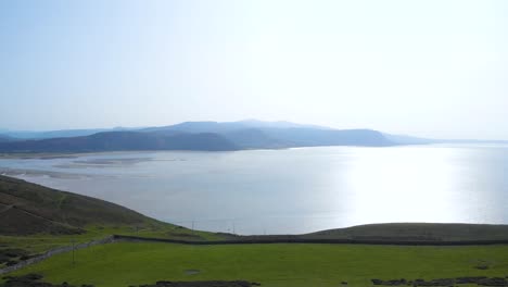 el mar irlandés en una mañana clara y tranquila, vista aérea desde llandudno, gales