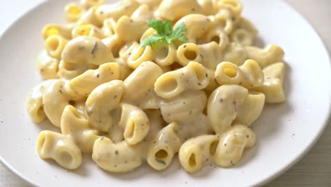 macaroni and cheese with herbs in bowl