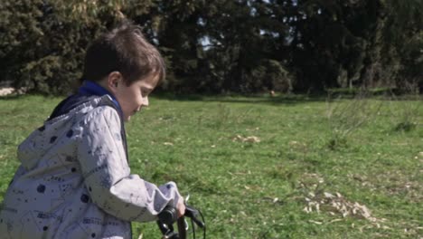 Niño-Caucásico-Griego,-Aprendiendo-A-Andar-En-Bicicleta-En-Los-Bosques-Cerca-De-La-Montaña-Parnitha,-Grecia