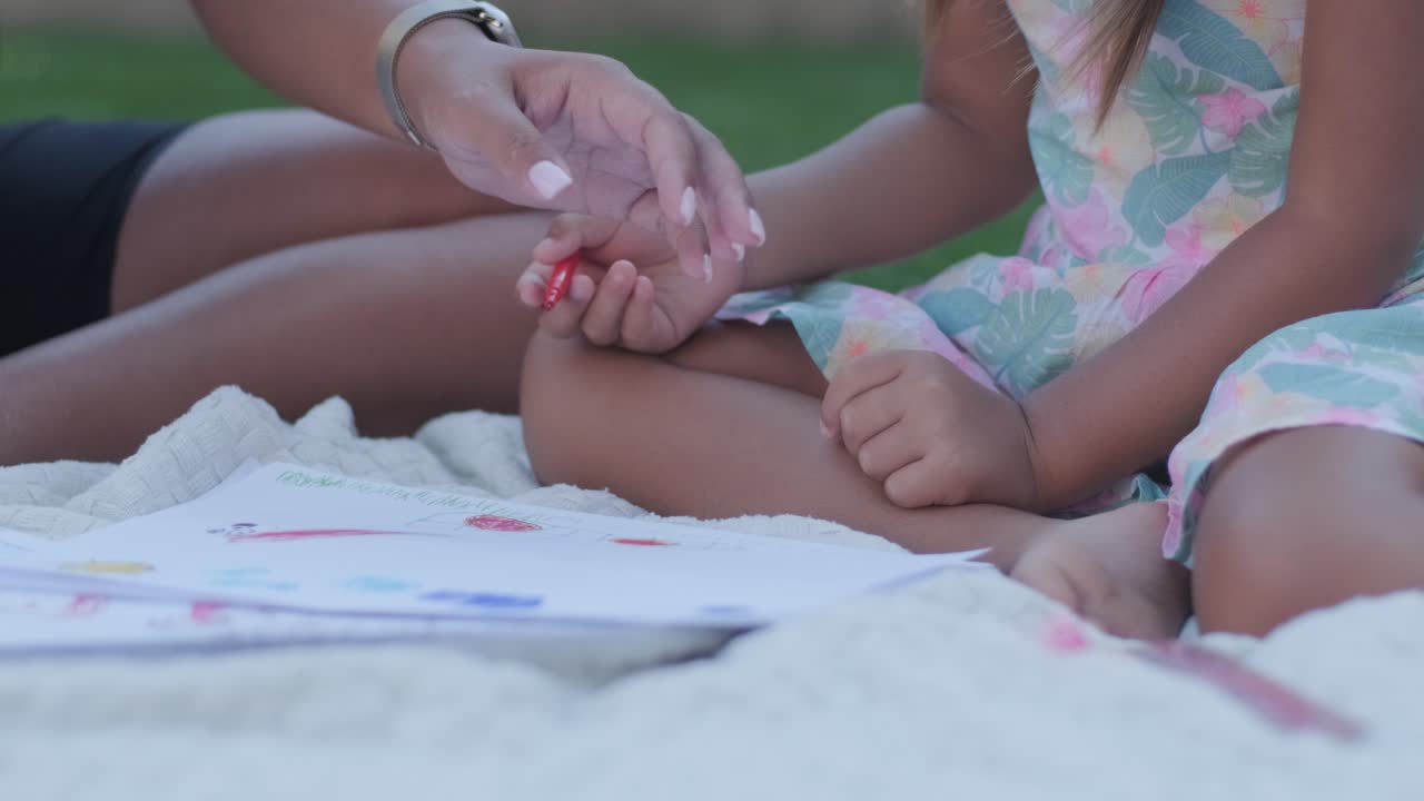 madre e hija dibujando juntos al aire libre