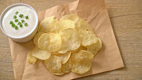 potato chips with sour cream dipping sauce