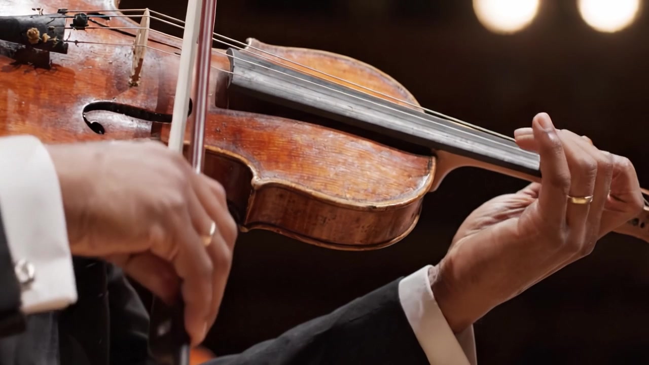Maestria nella musica: un primo piano della mano di un violinista esperto che cattura l'essenza della performance e dell'emozione attraverso l'arte della strumentazione a corda.